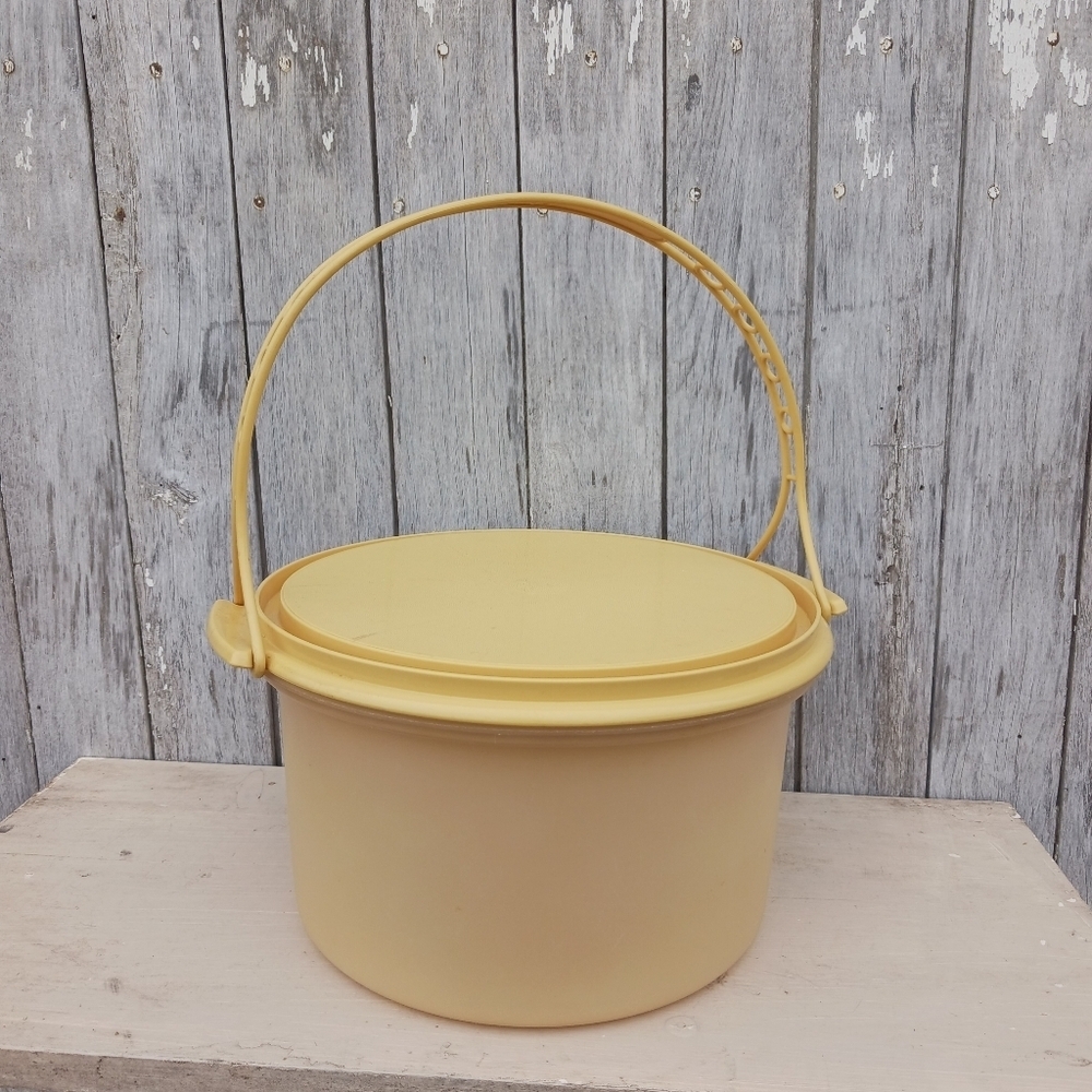 VTG Tupperware Cake Carrier Round With Handle and Lid Harvest Gold